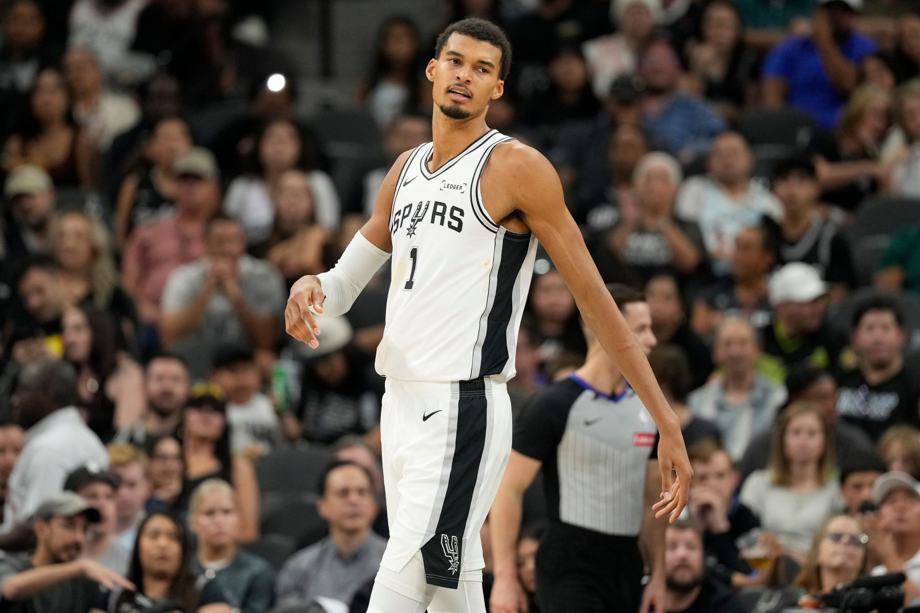 Xin lỗi đã cắt nó đi! Sản lượng ổn định của Wenban Yama đóng góp 26 điểm, 12 rebound và 3 block.