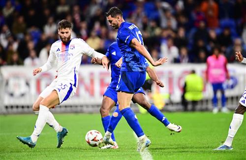 Lyon đấu với Olympiacos