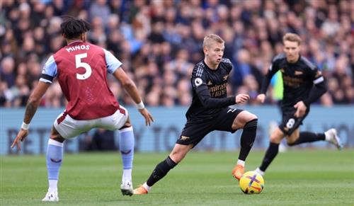 Aston Villa đấu với Arsenal