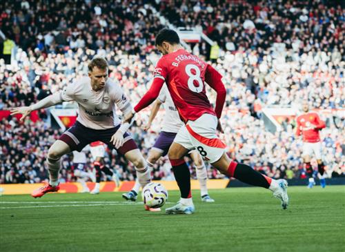 Manchester United đấu với Brentford