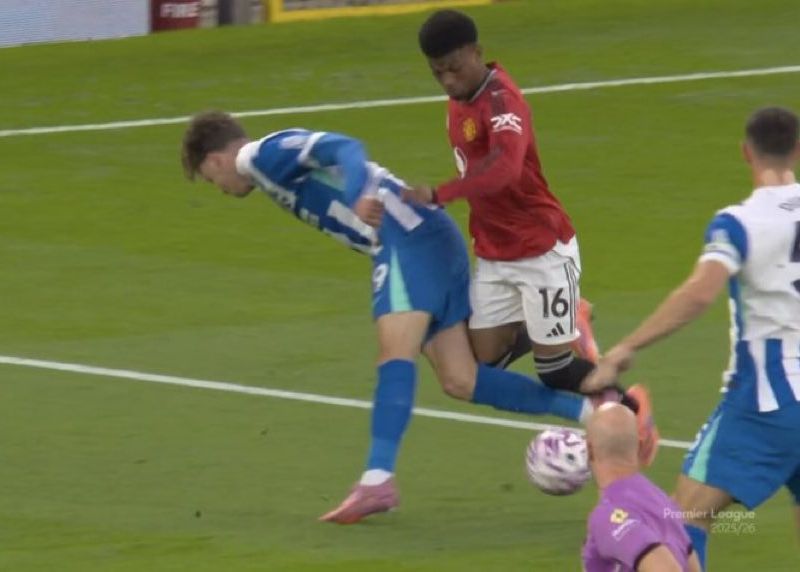 Premier League giải thích chính thức là Amad bị hạ gục trong vòng ba giây và không được hưởng quả phạt đền: De Kuyepé chạm bóng trước